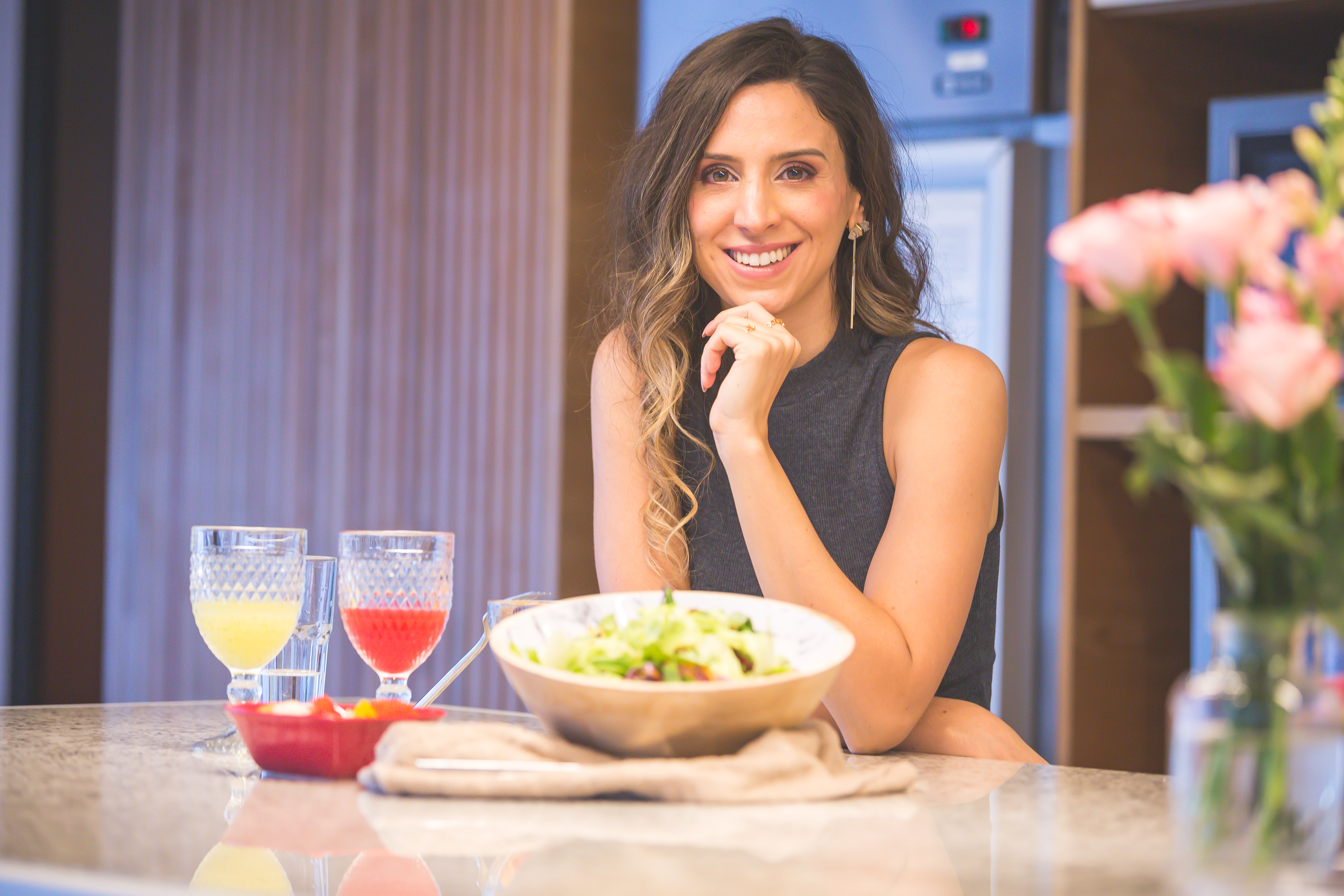Dra. Tassi na cozinha sorrindo